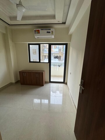 Room in 2 BHK Builder Floor at Hong Kong Bazaar, Sector 57 – for Rent