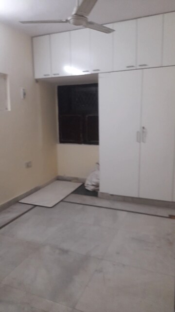 Room in 3 BHK Apartment at Mayur Vihar Phase 1 – for Rent