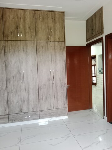 Room in 3 BHK Builder Floor at Sector 7 – for Rent
