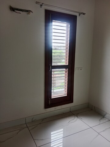 Room in 3 BHK Builder Floor at Sector 7 – for Rent