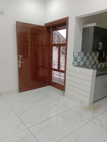 Room in 3 BHK Builder Floor at Sector 7 – for Rent