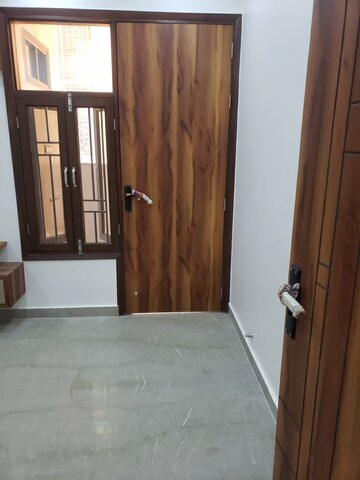 Room in 3 BHK Builder Floor at Janakpuri – for Rent