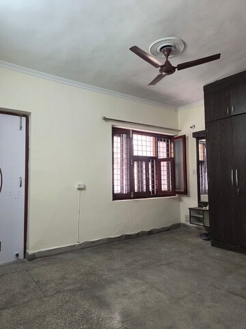 Room in 2 BHK Apartment at Sarita Vihar – for Rent