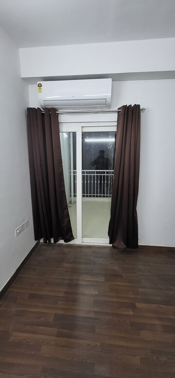 Room in 3 BHK Apartment at Ajnara Grand Heritage, Sector 74 – for Rent