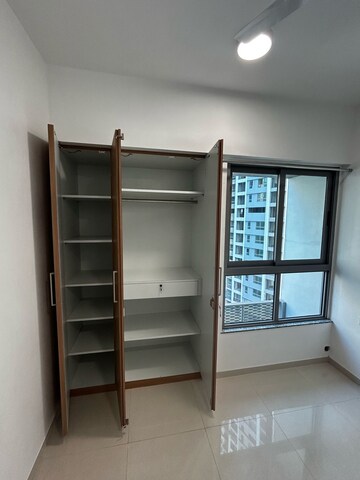 Room in 2 BHK Apartment at Kalpataru Immensa, Kolshet Road – for Rent