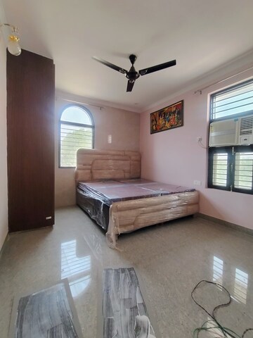 Bedroom in 3 BHK Builder Floor at Sector 40 – for Rent