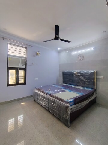 Bedroom in 3 BHK Builder Floor at Sector 40 – for Rent