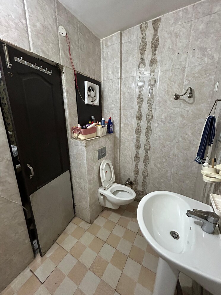 Bathroom, peer mucchalla 3 Bedroom 1750 Sq.Ft. Apartment In Peer Mucchalla Zirakpur 8348966