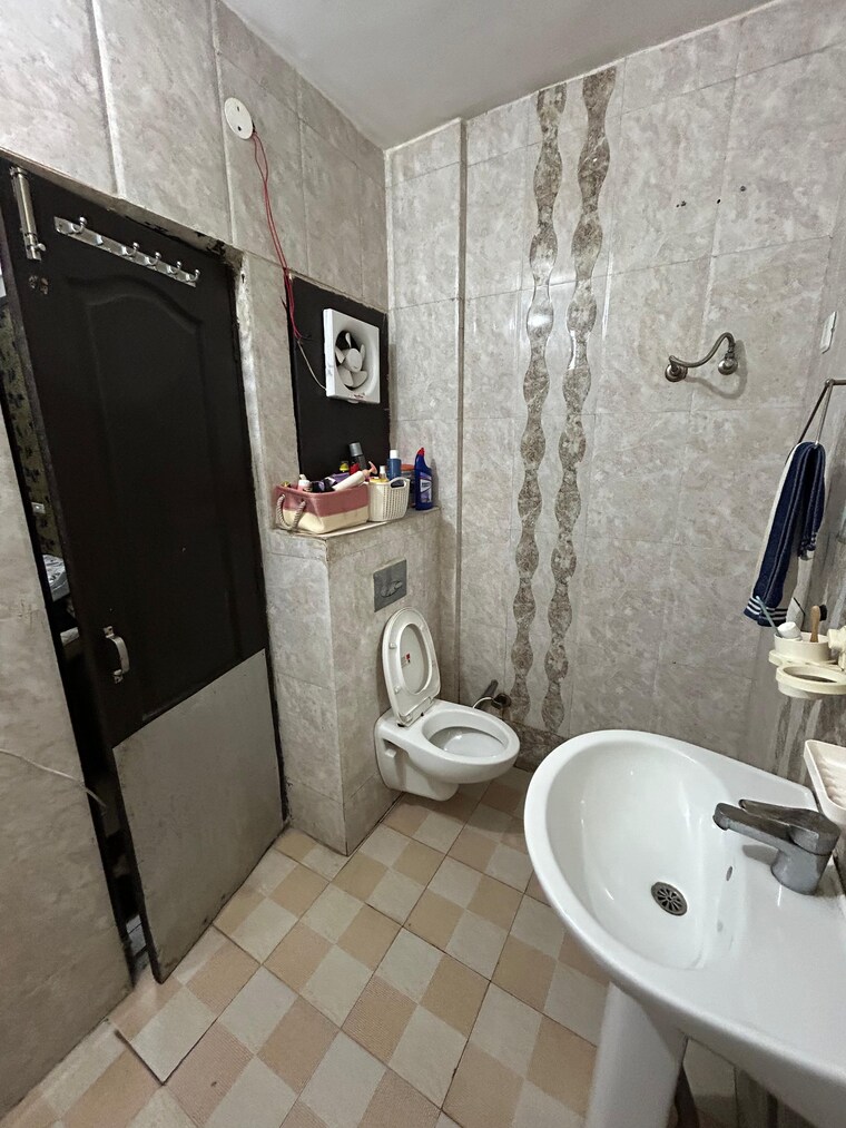 Bathroom, peer mucchalla 3 Bedroom 1750 Sq.Ft. Apartment In Peer Mucchalla Zirakpur 8348966