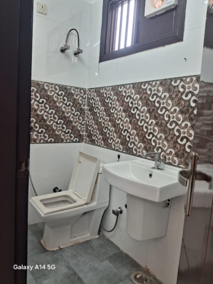 Bathroom, vasundhara sector 5 3 Bedroom 1200 Sq.Ft. Builder Floor In Vasundhara Sector 5 Ghaziabad 8349432