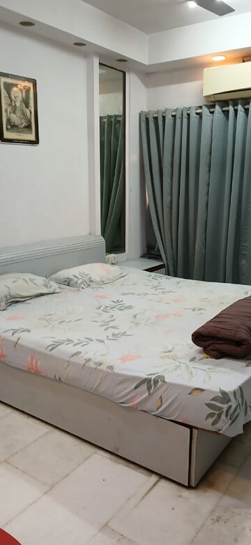 Bedroom in 1 BHK Apartment at Khar West – for Rent