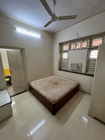 Team Area in 1 BHK Apartment at Khar West – for Rent