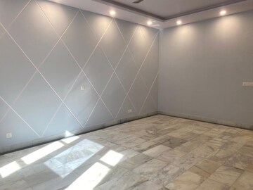 Room in 4 BHK Apartment at Greater Kailash ii – for Rent