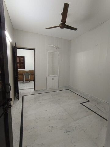 Room in 2.5 BHK Apartment at Paschim Vihar – for Rent
