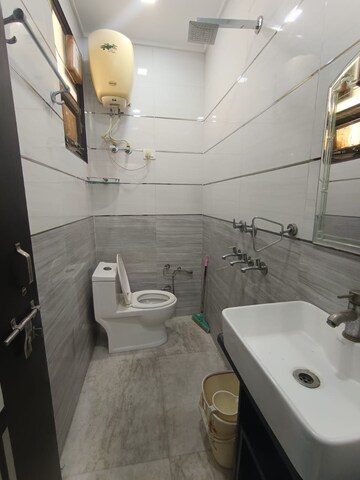 Bathroom in 1.5 BHK Apartment at Paschim Vihar – for Rent