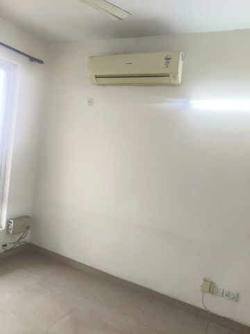 Room in 2 BHK Apartment at Emaar Emerald Estate, Sector 65 – for Rent