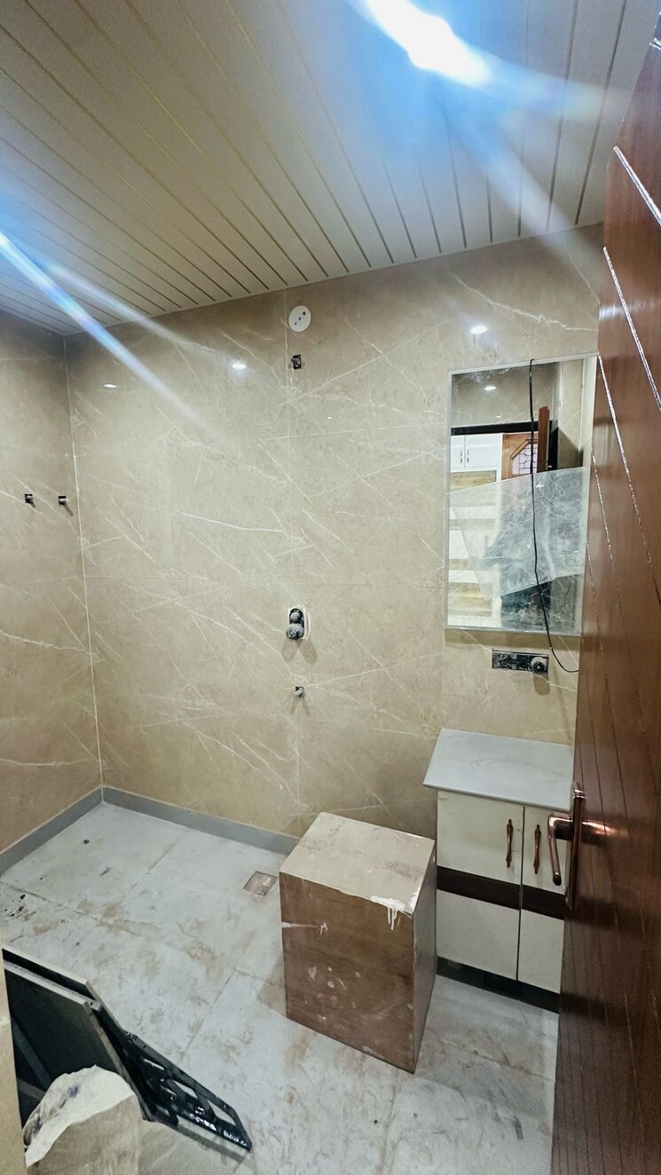 Bathroom, pinnacle-tower 3.5 Bedroom 1916 Sq.Ft. Apartment In Indrapuram Ghaziabad 8349804