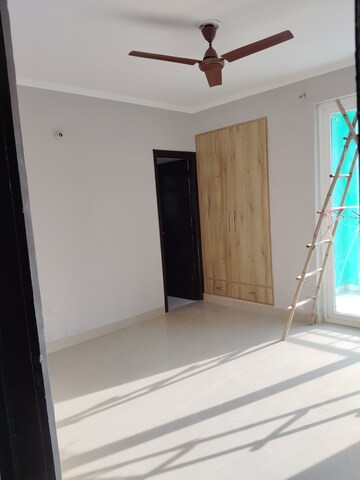 Room in 3 BHK Apartment at Amrapali Leisure Park, Amrapali Leisure Valley – for Rent