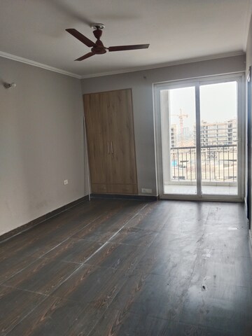 Room in 3 BHK Apartment at Amrapali Leisure Park, Amrapali Leisure Valley – for Rent