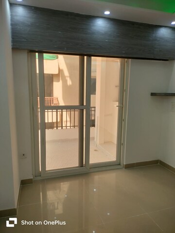Room in 2 BHK Apartment at Amrapali Golf Homes, Sector 4, Greater Noida – for Rent
