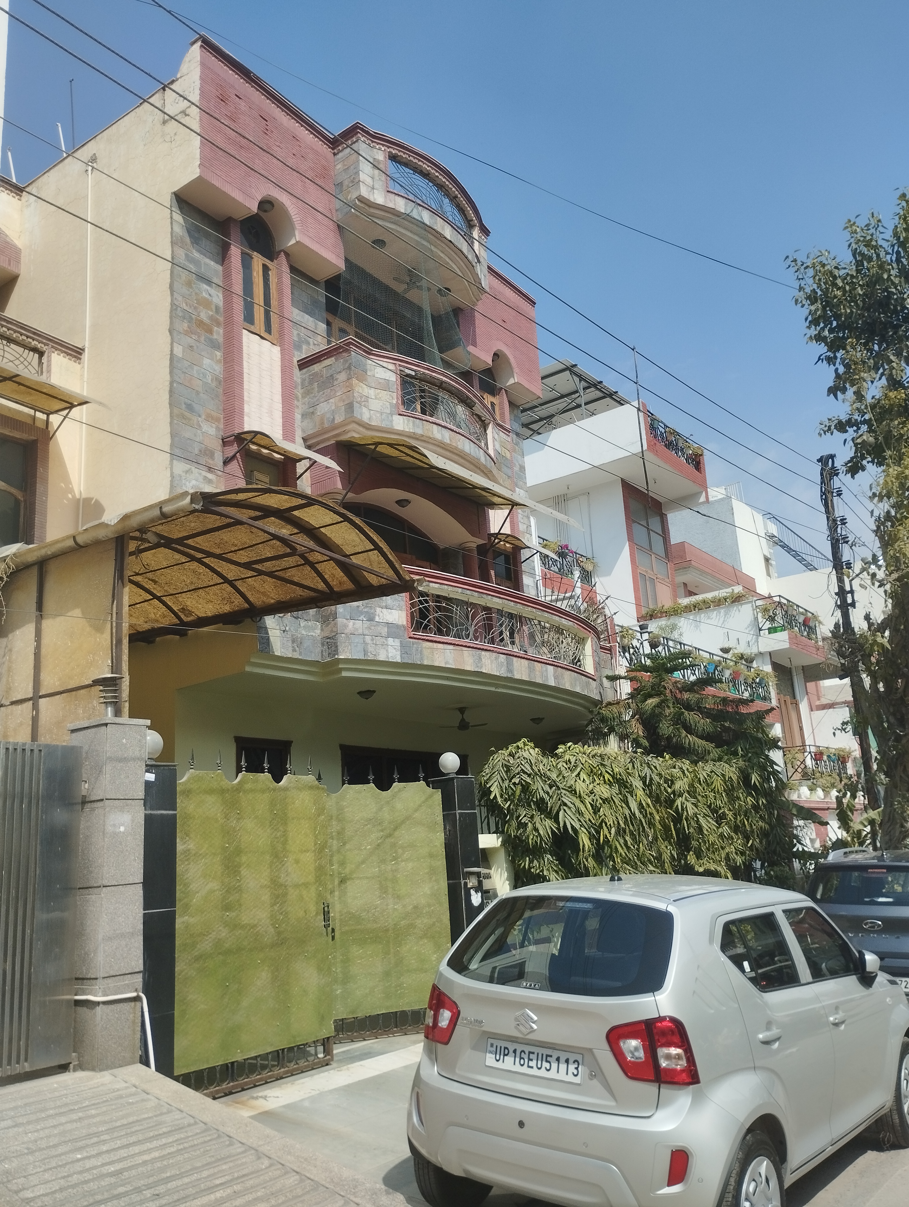 3.5 BHK + Servant Room Villa For Sale in RWA Apartments Sector 52