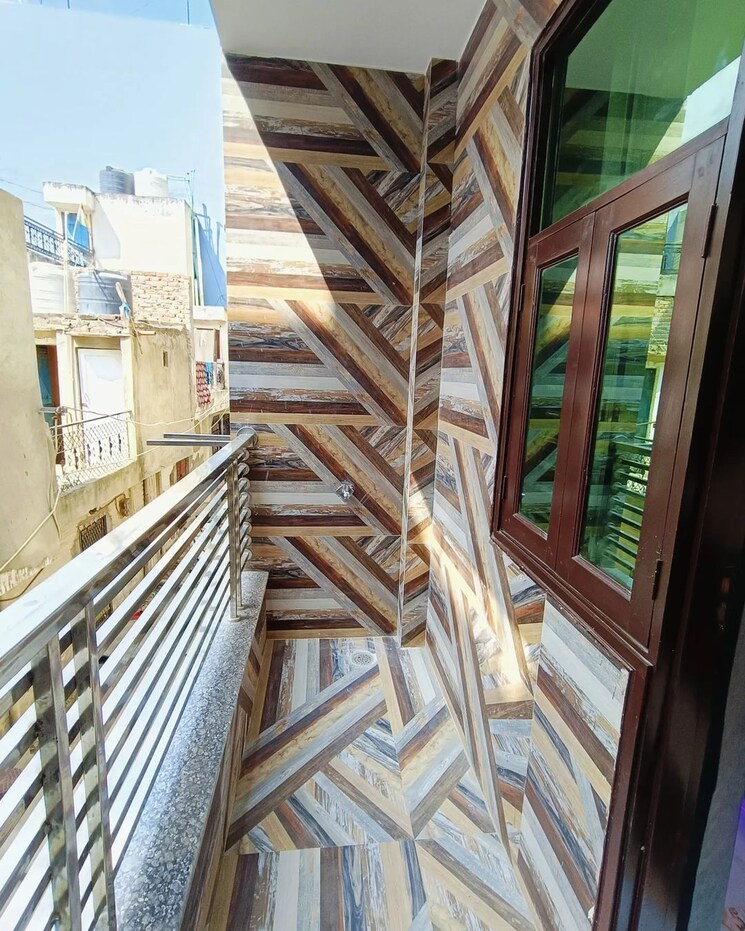 Balcony, dwarka 3 Bedroom 90 Sq.Yd. Builder Floor In Dwarka Delhi 8350138