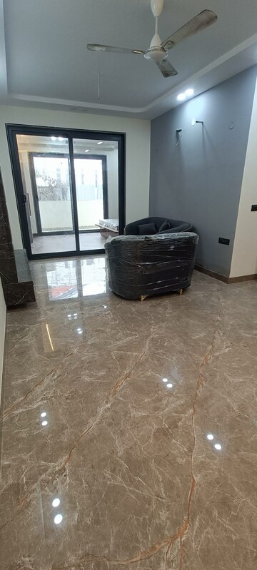 Living Room in 1 BHK Builder Floor at Ansal Sushant Lok I, Sector 43 – for Rent