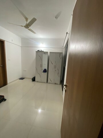 Room in 2 BHK Apartment at Anand Park Aundh, Aundh – for Rent
