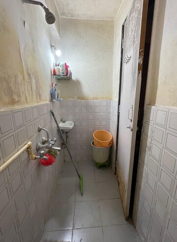 Bathroom in 1 RK Apartment at Vile Parle West – for Rent