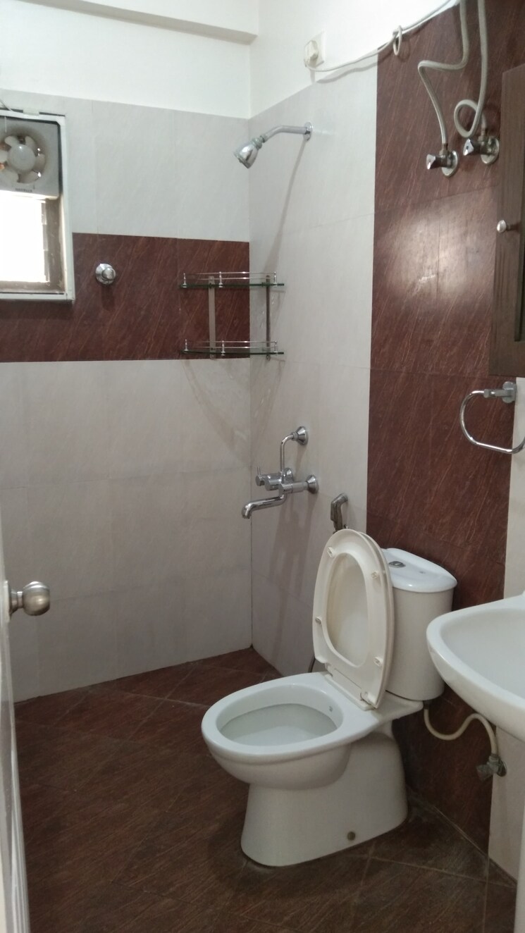 Bathroom, sumadhuras-sawan-mtb 3 Bedroom 1515 Sq.Ft. Apartment In Hoodi Bangalore 8350565