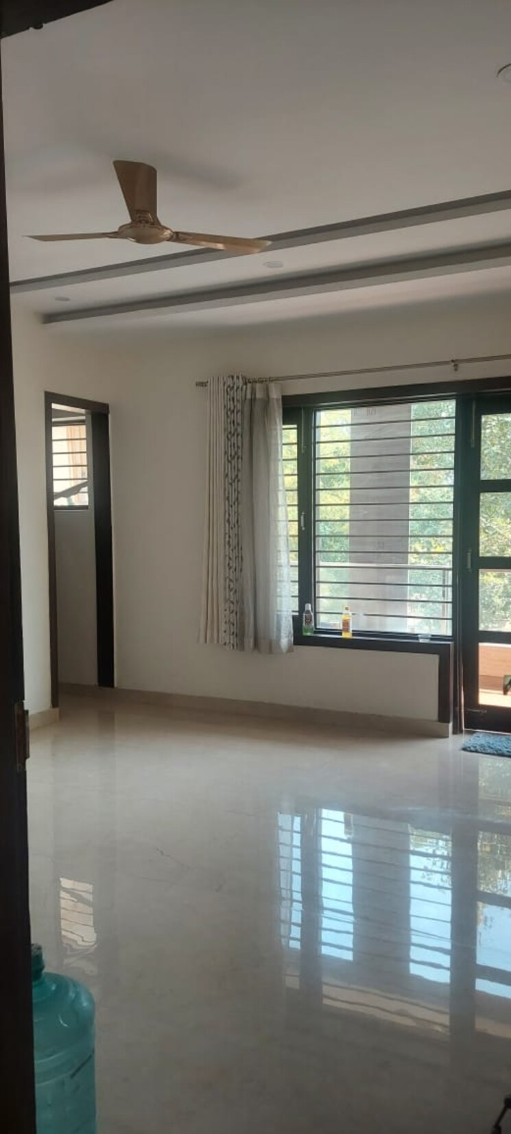 Room, sector 31 2.5 Bedroom 250 Sq.Yd. Builder Floor In Sector 31 Faridabad 8350673