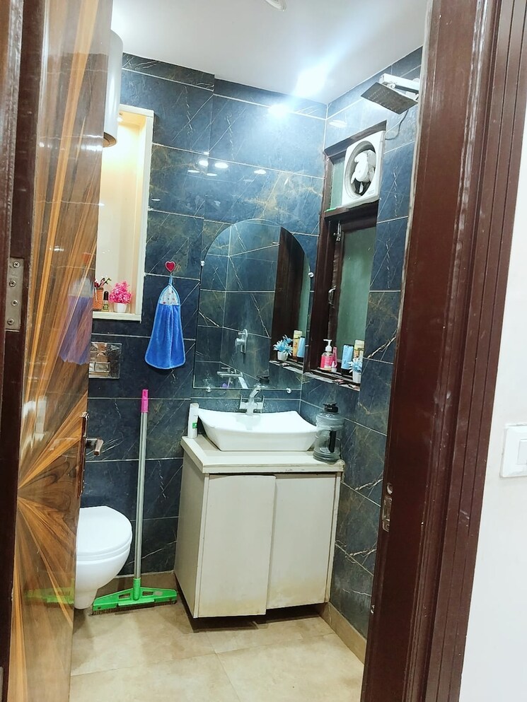 Bathroom, uttam nagar 3.5 Bedroom 102 Sq.Ft. Builder Floor In Uttam Nagar Delhi 8350748