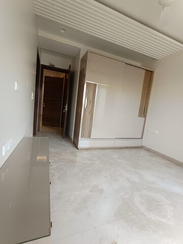 Room in 3.5 BHK Builder Floor at Paschim Vihar – for Rent