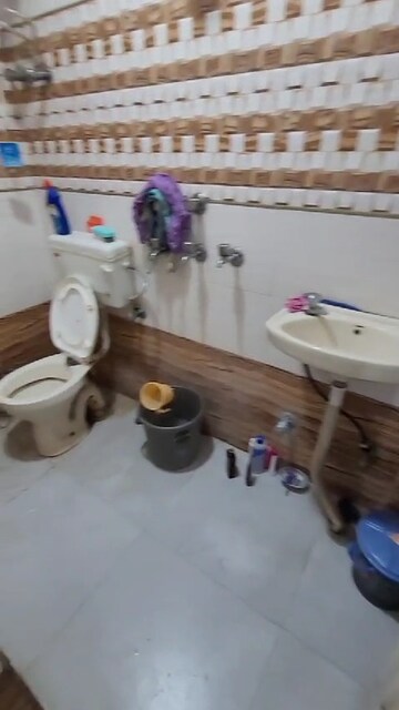 Master Bedroom in 1.5 BHK Builder Floor at Mayur Vihar Phase 1 – for Rent