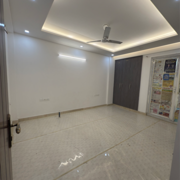 Room in 3 BHK Builder Floor at South Extension ii – for Rent