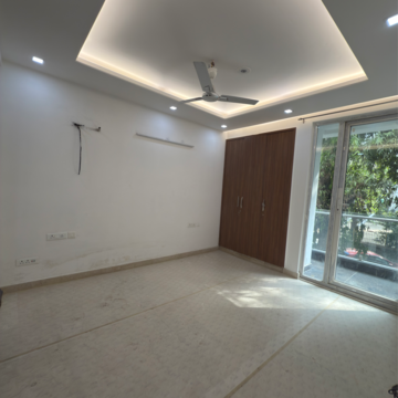 Room in 3 BHK Builder Floor at South Extension ii – for Rent