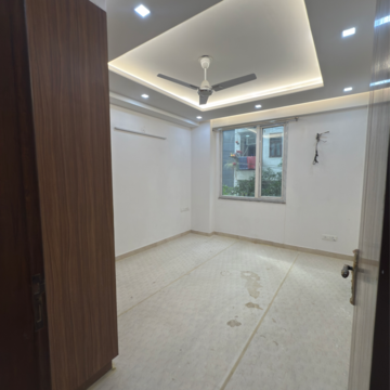 Room in 3 BHK Builder Floor at South Extension ii – for Rent