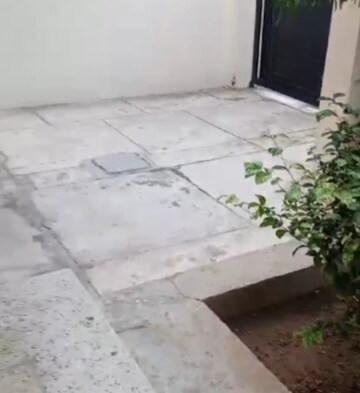 Room in 2 BHK Independent House at Aliganj – for Rent