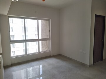 Room in 2 BHK Apartment at Lodha Amara, Kolshet Road – for Rent