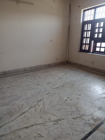 Room in 3.5 BHK Builder Floor at Sector 31 – for Rent