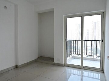 Room in 3 BHK Apartment at Amrapali Golf Homes, Sector 4, Greater Noida – for Sale
