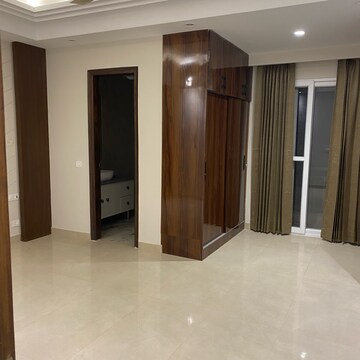 Room in 4 BHK Apartment at Vipul World Floors, Sector 48 – for Rent