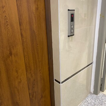 Lift in 4 BHK Apartment at Vipul World Floors, Sector 48 – for Rent