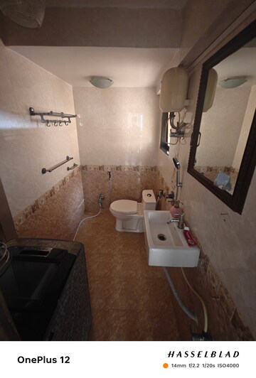 Master Bedroom in 2 BHK Apartment at Prachi CHS Andheri , Andheri West – for Rent
