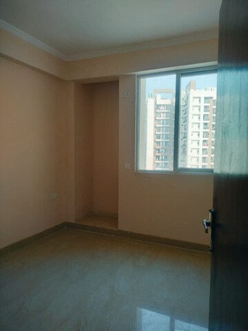 Room in 3 BHK Apartment at Amrapali Golf Homes, Sector 4, Greater Noida – for Sale