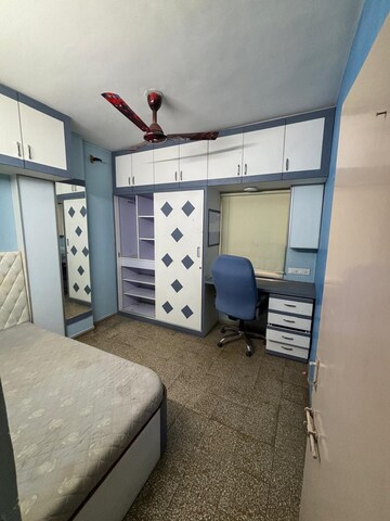 Room in 3 BHK Apartment at Thaltej – for Rent
