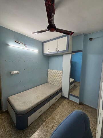 Room in 3 BHK Apartment at Thaltej – for Rent