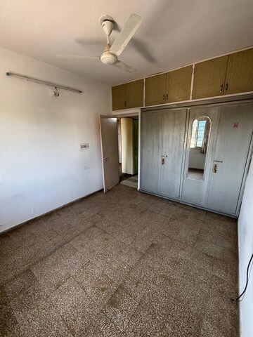 Room in 3 BHK Apartment at Thaltej – for Rent