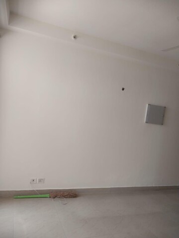 Room in 2.5 BHK Apartment at Amrapali Golf Homes, Sector 4, Greater Noida – for Sale
