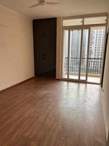 Room in 3 BHK Apartment at Amrapali Golf Homes, Sector 4 Greater Noida – for Rent